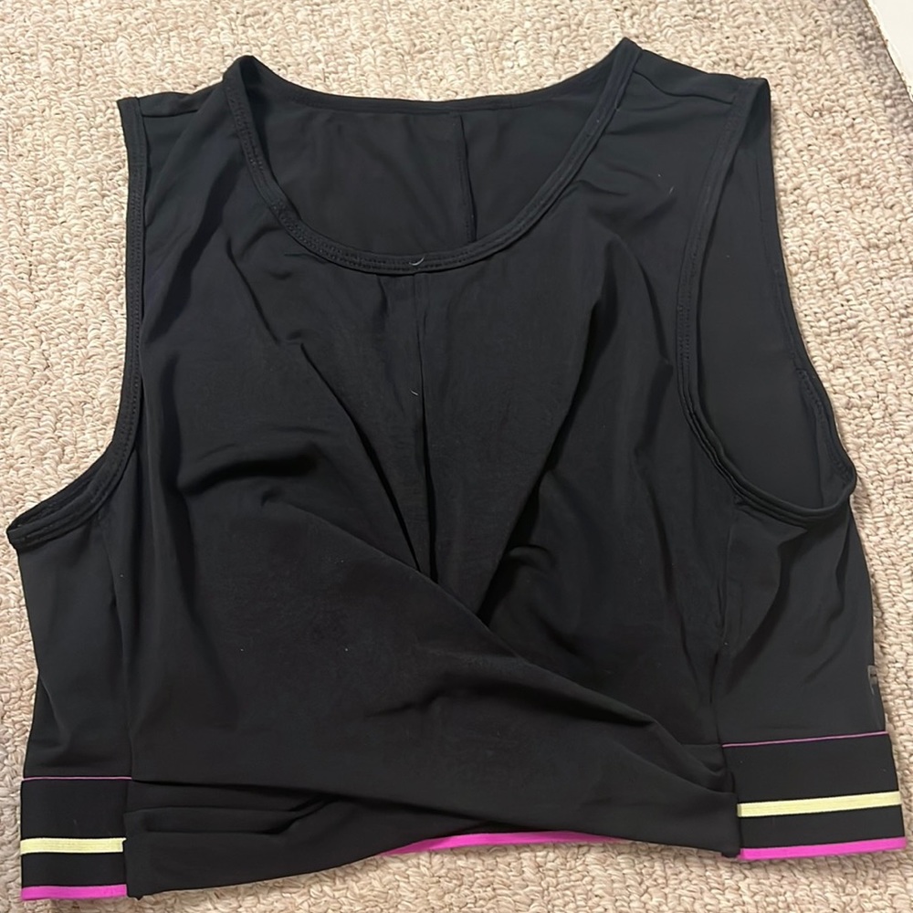 Black cropped workout tank